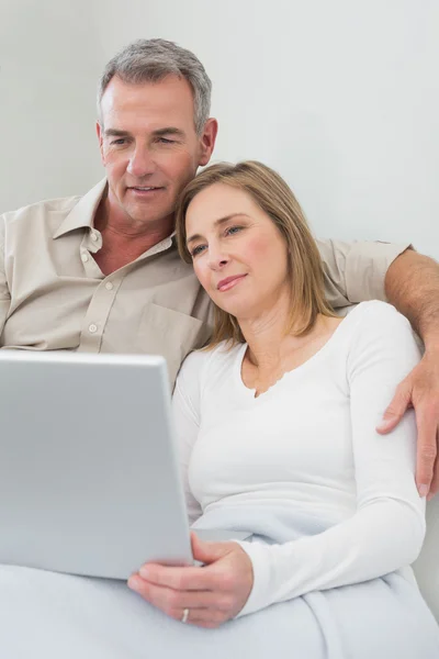 Couple aimant en utilisant un ordinateur portable sur le canapé — Photo