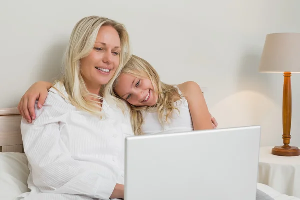 Mère et fille détendues surfant sur ordinateur portable — Photo