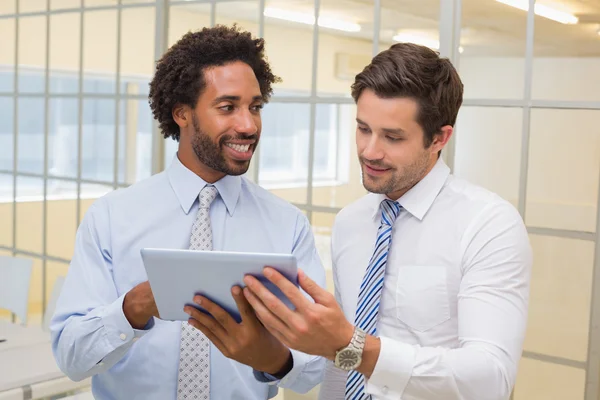 Hommes d'affaires avec tablette numérique au bureau — Photo