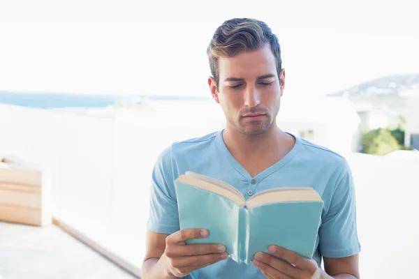 Homem concentrado leitura livro — Fotografia de Stock