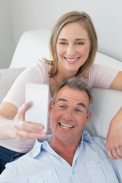 Couple clicking pictures with mobile phone at home — Stock Photo, Image