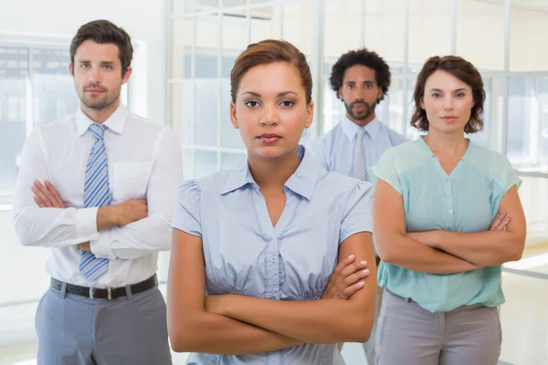 Ernstige zakenvrouw met collega's in office — Stockfoto