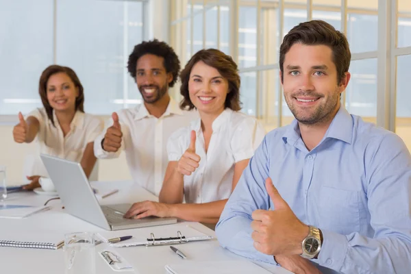 Gelukkig business mensen gebaren duimen omhoog in vergadering — Stockfoto