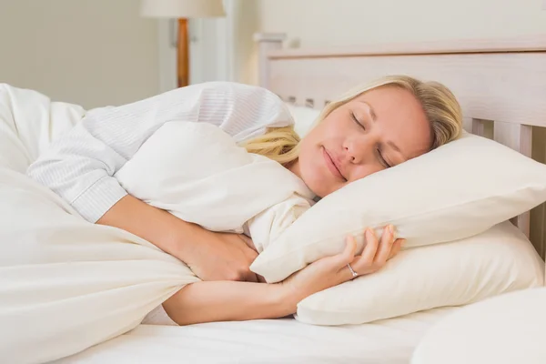 Frau schläft zu Hause im Bett — Stockfoto