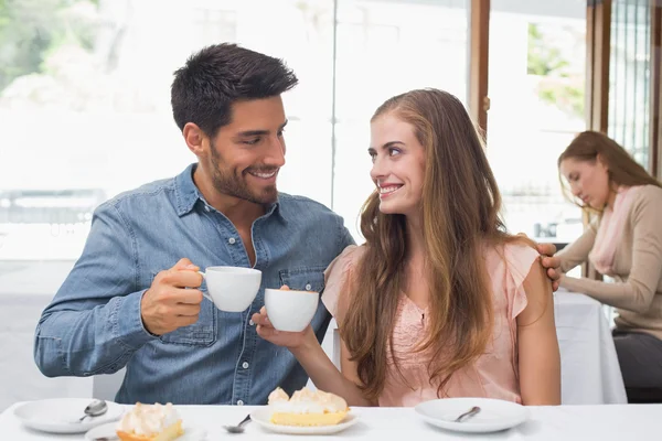 Couple souriant prenant un café au café — Photo