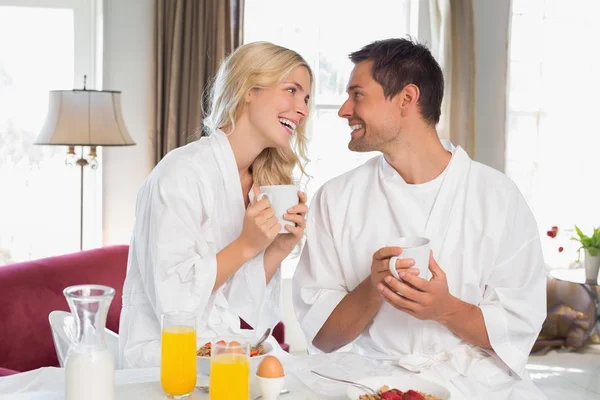 Glückliches Paar schaut einander beim Frühstück an — Stockfoto