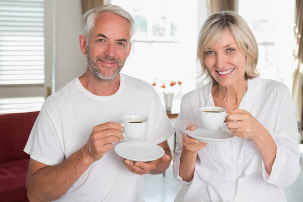 Olgun çift Kahve kupaları ile gülümseyen portresi — Stok fotoğraf