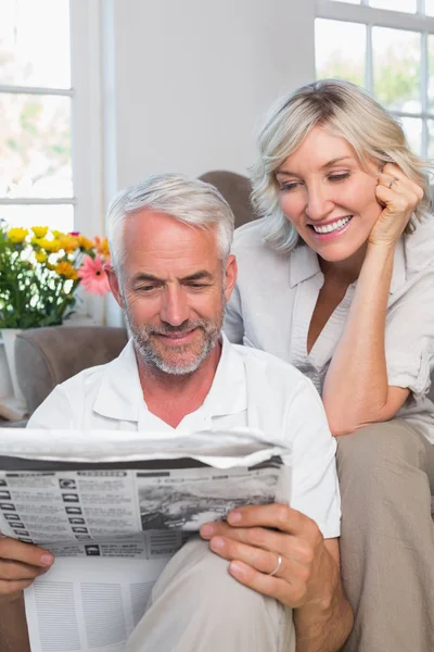 Mature couple reading newspaper — Stock Photo, Image