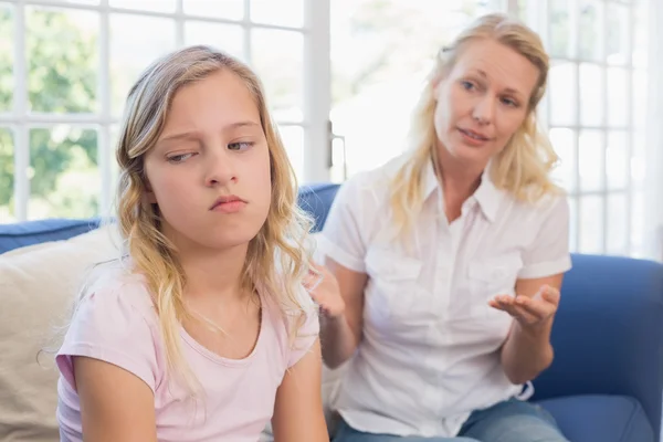 Mãe irritada explicando filha no sofá — Fotografia de Stock