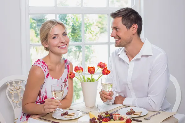 Happy couple with wine glasses having food — Stock Photo, Image