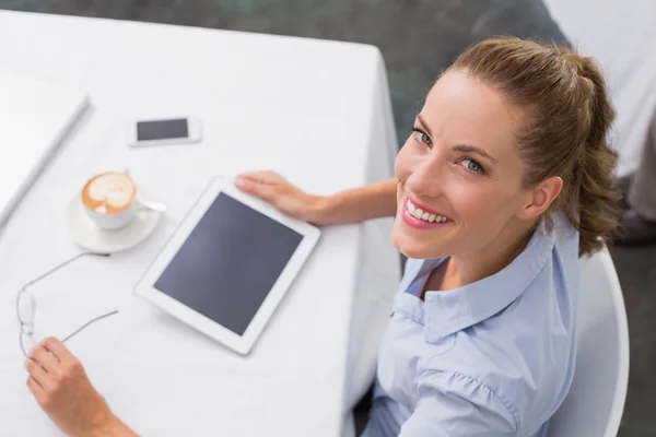 Žena pomocí digitálních tabletu v kavárně — Stock fotografie
