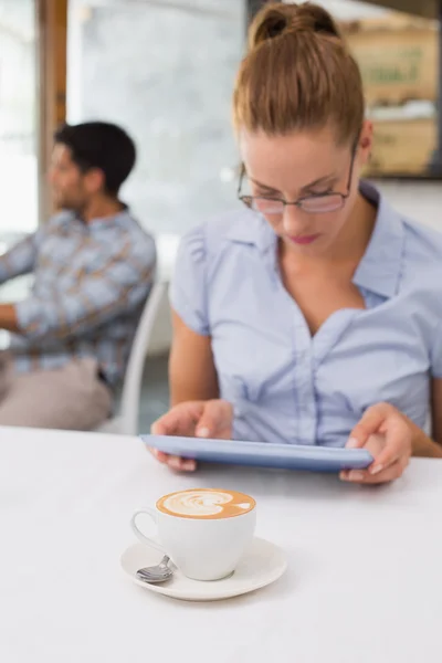 Donna che utilizza tablet digitale in caffetteria — Foto Stock