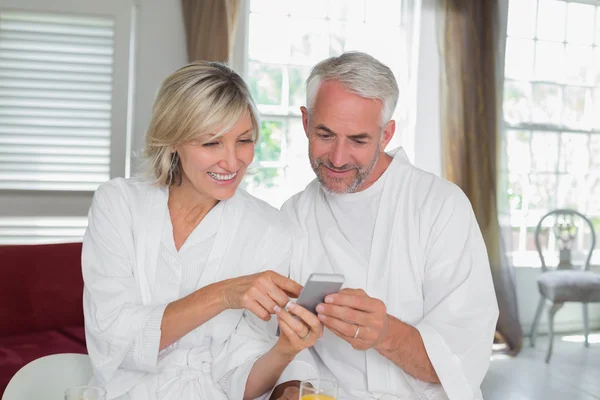 Couple reading text message at home — Stock Photo, Image