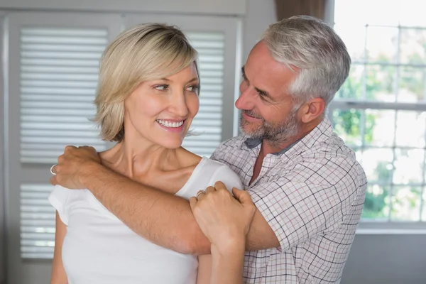 Mogen man omfamnar en lycklig kvinna — Stockfoto