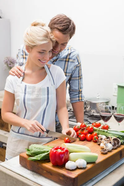 Pareja preparando comida juntos en la cocina —  Fotos de Stock