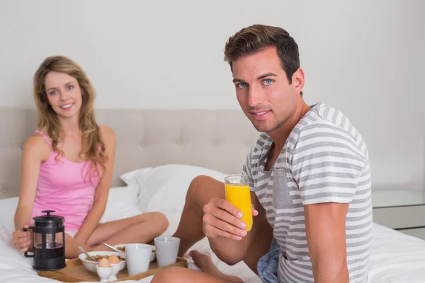 Feliz pareja desayunando en la cama — Foto de Stock