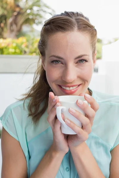 Bella giovane donna che beve caffè al caffè — Foto Stock