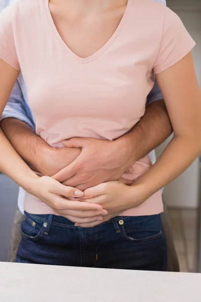 Homme embrassant la femme par derrière — Photo