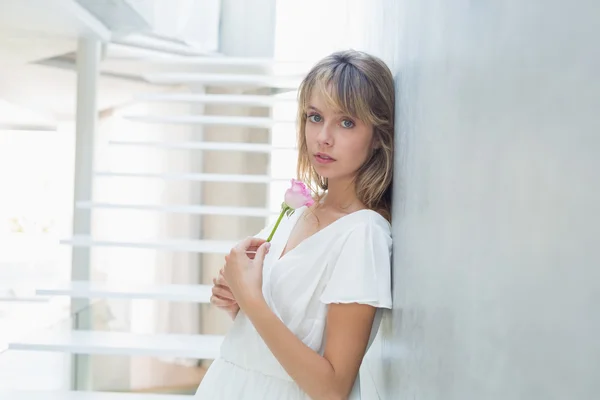 Portret van een mooie vrouw met bloem — Stok fotoğraf