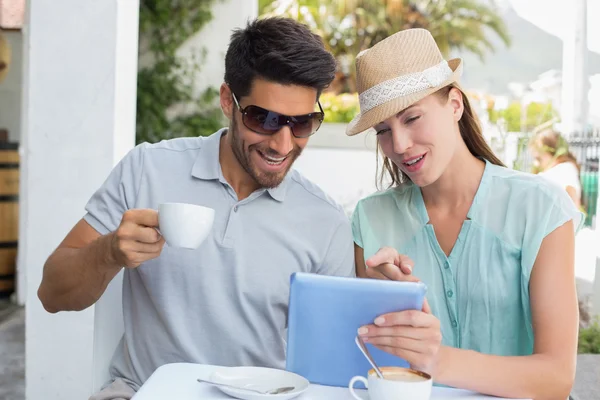 Giovane coppia utilizzando tablet digitale al caffè — Foto Stock