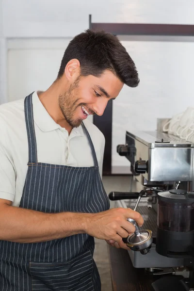 Официант готовит эспрессо в кафе — стоковое фото