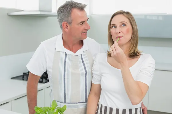 Content couple standing together in kitchen — Stock Photo, Image