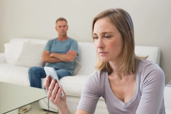 Pareja infeliz no hablando después de una discusión en casa — Foto de Stock