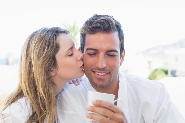 Mujer besándose hombre mientras toma café — Foto de Stock