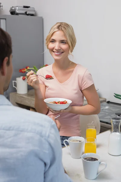 Paar kijken elkaar terwijl ontbijt thuis — Stockfoto