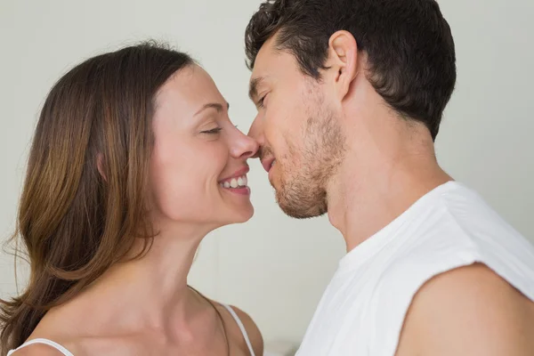 Amante jovem casal prestes a beijar em casa — Fotografia de Stock