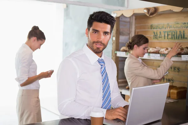 Empresário usando laptop no escritório cafetaria — Fotografia de Stock