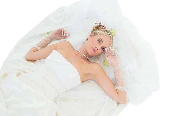 Zinnelijke bruid liegen tegen witte achtergrond — Stockfoto