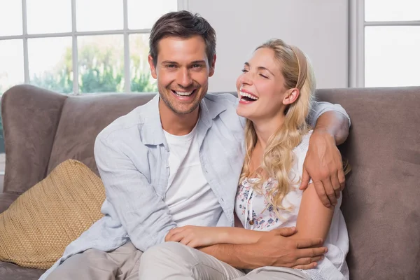 Relajada alegre pareja amorosa sentado en el sofá —  Fotos de Stock