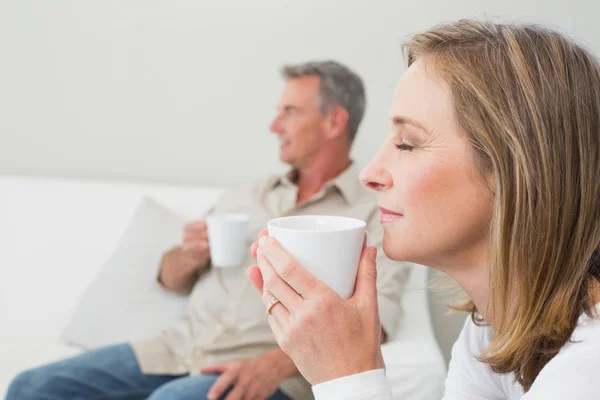 Relaxed couple with coffee cups — Stock Photo, Image
