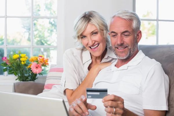 Szczęśliwy starsza para robi zakupy online w domu — Zdjęcie stockowe