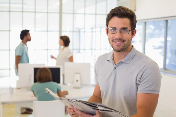 Geschäftsmann liest Zeitung mit Kollegen in Besprechung — Stockfoto