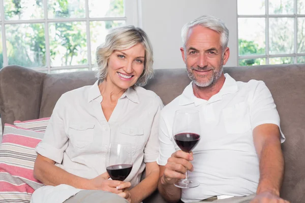 Портрет расслабленной зрелой пары с бокалами вина — стоковое фото