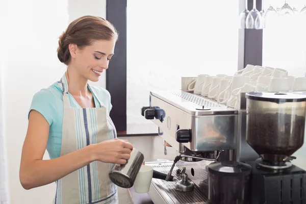 Kadın barista Espresso kahve dükkanında hazırlanıyor — Stok fotoğraf