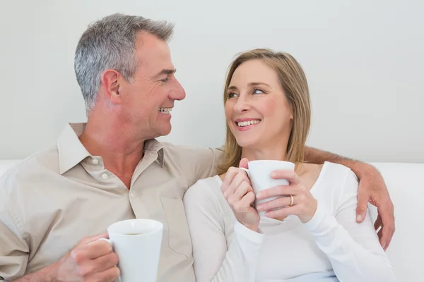 Ontspannen verliefde paar met koffie cups — Stockfoto