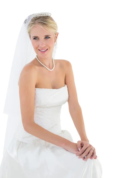 Doordachte bruid glimlachend tegen witte achtergrond Rechtenvrije Stockafbeeldingen