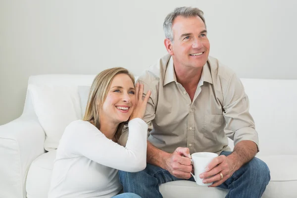 Koppel dat met koffie beker in woonkamer — Stockfoto