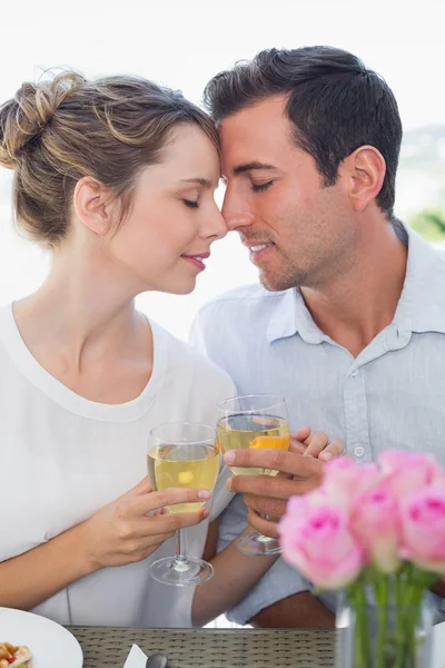 Amor pareja tostando copas de vino en la mesa del almuerzo Imagen de stock