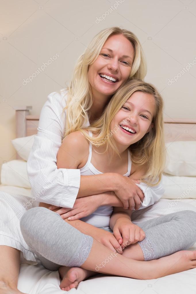 Glückliche Mutter und Tochter im Bett — Stockfoto ...