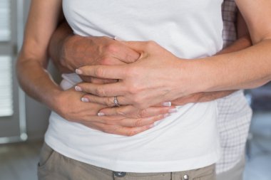 bir adam bir bölümünü kadın arkadan kucaklayan