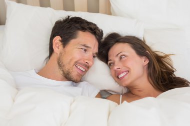 rahat çift birlikte yatakta yatan