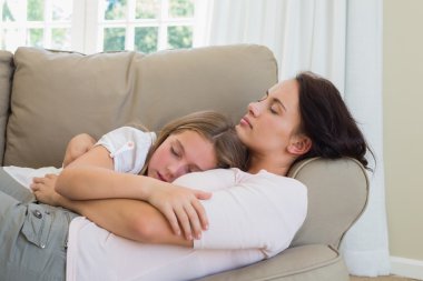 Anne ve kızı koltukta uyuyor