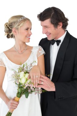 Gelin ve damat alyans beyaz zemin giyiyor