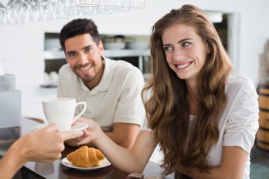 kahve dükkanında iki kahve veren el