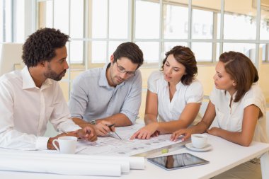 meslektaş ofis planları üzerinde çalışıyor