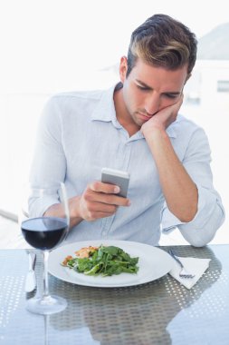 genç adam kısa yemek masada mesaj
